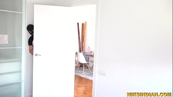 पुलिस वाली ने चोर को अपने बड़े चुचों से दूध पिलाया और जमकर चुदाई की