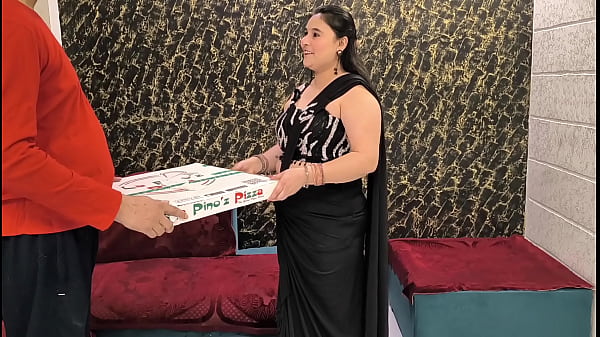 Pizza delivery guy fuck Indian lady for free pizza