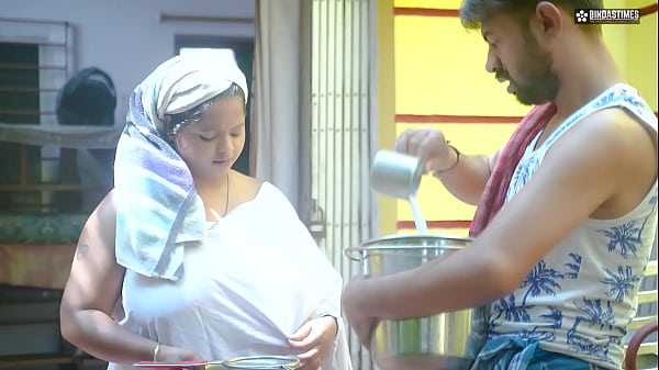 Desi indian Milk Man Fucks Bhabhi ji After Seeing Her Huge Milky Boobs (Hindi Audio)