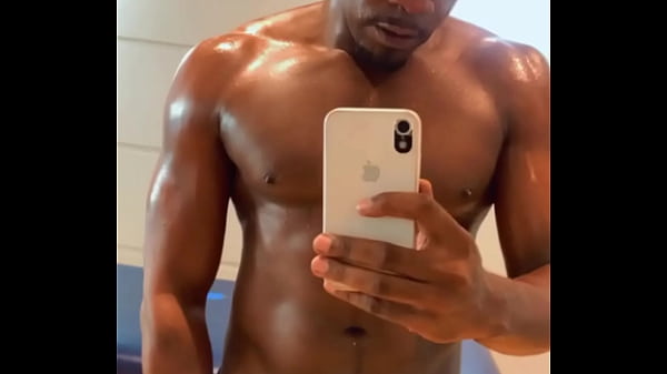 Neg&atilde_o stretching the tight pussy of the young Asian girl - Lina Nakamura: